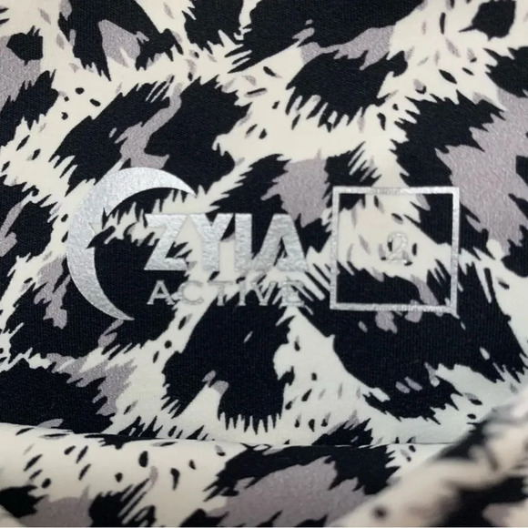 Zyia Active Black White Snow Leopard Print Brilliant Pocket Workout Leggings - Picture 11 of 12